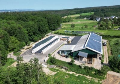 Luftaufnahme des Schlebacher Hofs mit Fahrsiloanlagen und landwirtschaftlichen Gebäuden