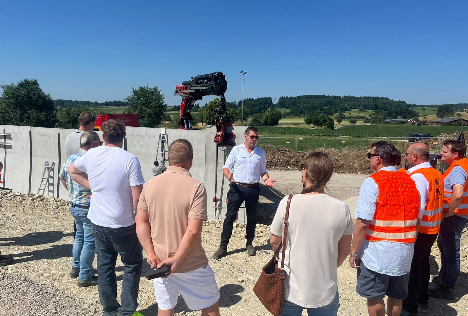 Vorführung der Montage von Stützwänden vor Besuchern beim Bosch Beton Demotag 2026 in Münsingen