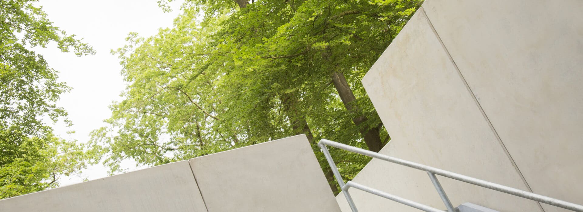 Bosch Beton - Keerwanden als grondkering bij de parkeergarage van KNVB Campus in Zeist