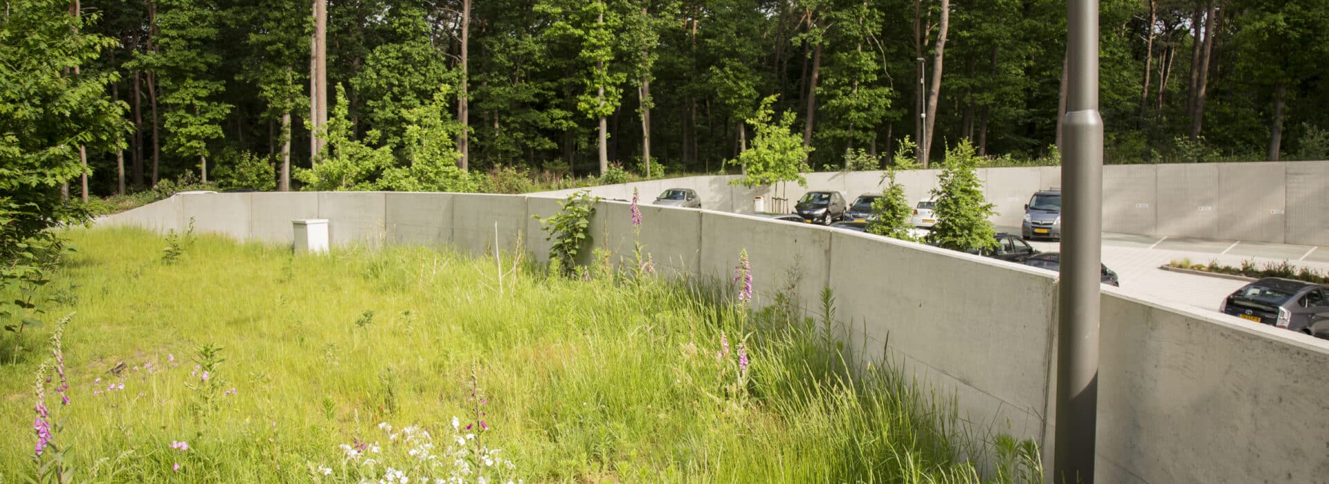 Bosch Beton - Keerwanden als grondkering bij de parkeergarage van KNVB Campus in Zeist