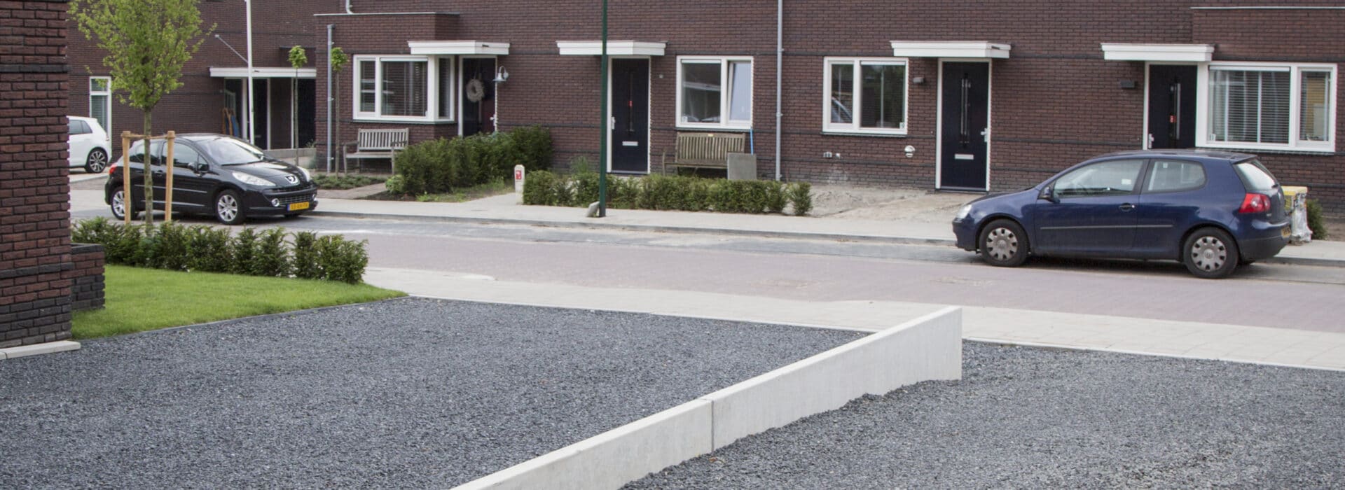Bosch Beton - Niveauverschil opgevangen met keerwanden in oprit in woonwijk Soest