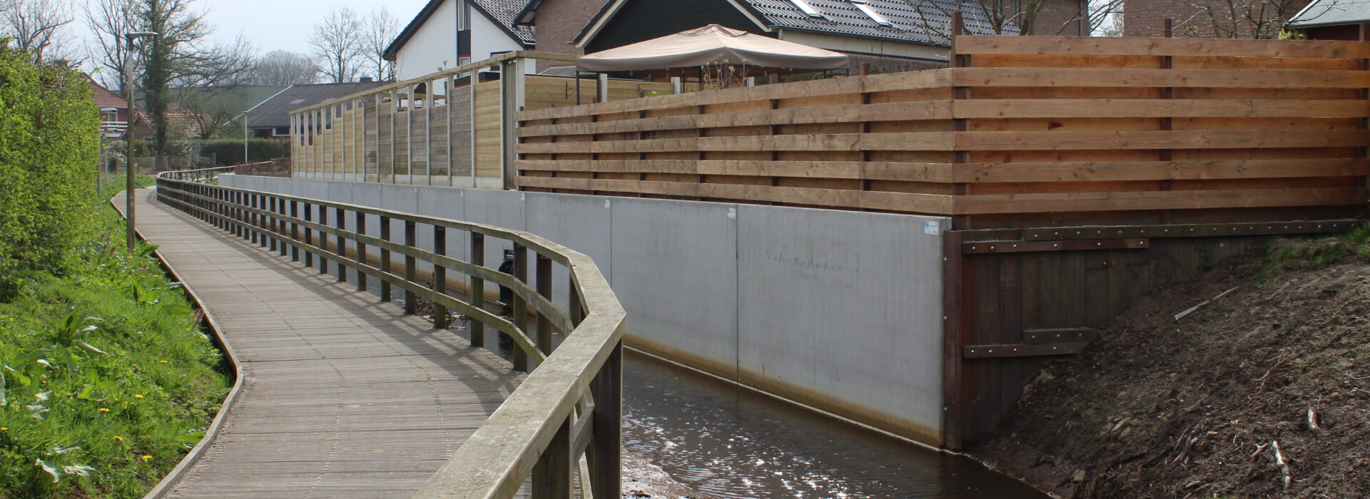 Bosch Beton - Keerwanden als grond- en waterkering langs vlonderpad in Weerselo