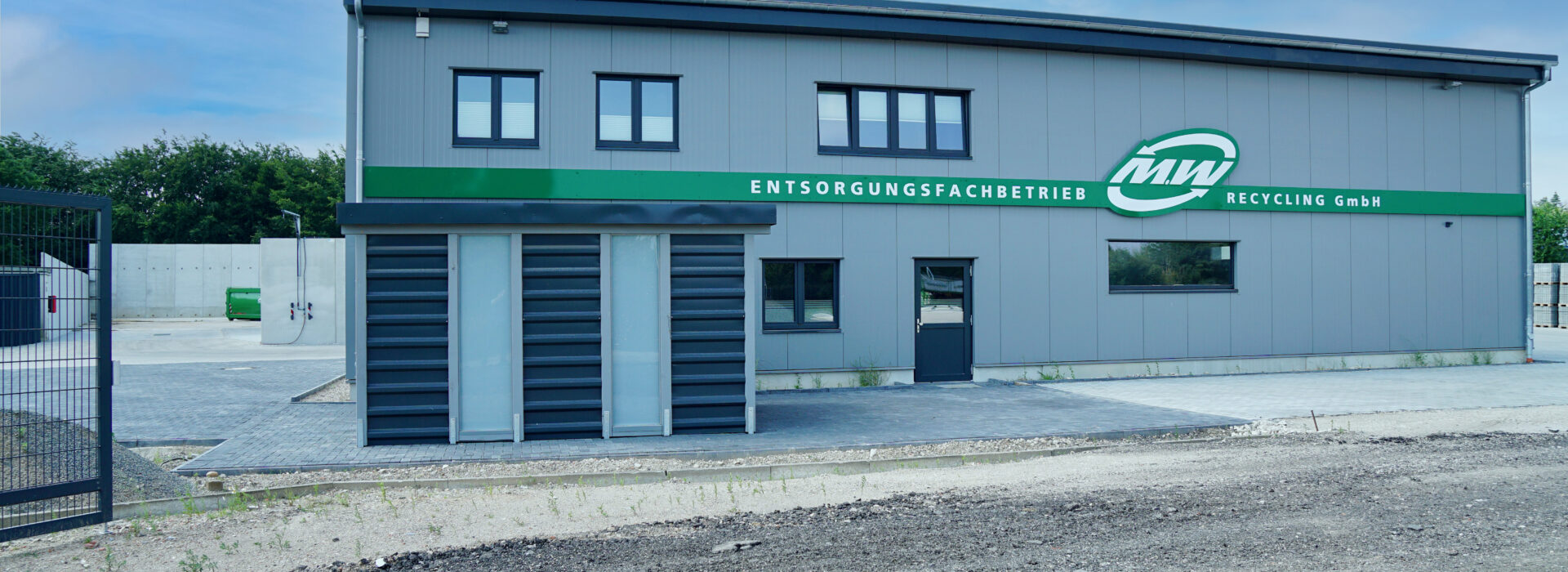 Bosch Beton - Keerwanden als terreinafscheiding en geluidswand bij Containerdienst und Schrotthandel GmbH in Fockbek